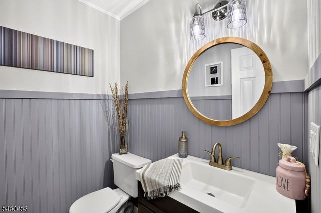 4 Star Lake Rd E, Bloomingdale Boro, NJ 07403