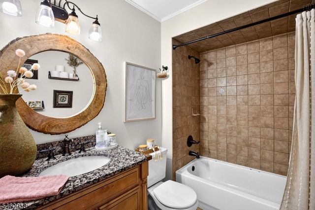 4 Star Lake Rd E, Bloomingdale Boro, NJ 07403