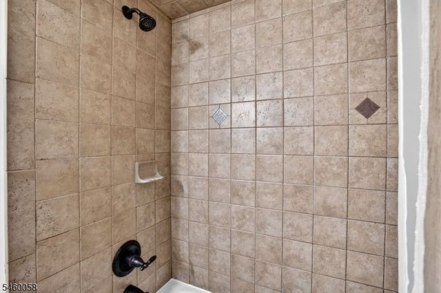 4 Star Lake Rd E, Bloomingdale Boro, NJ 07403