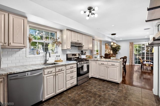 4 Star Lake Rd E, Bloomingdale Boro, NJ 07403