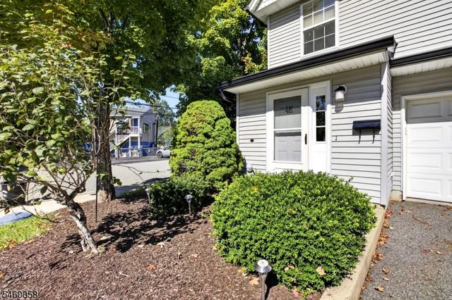 4 Star Lake Rd E, Bloomingdale Boro, NJ 07403