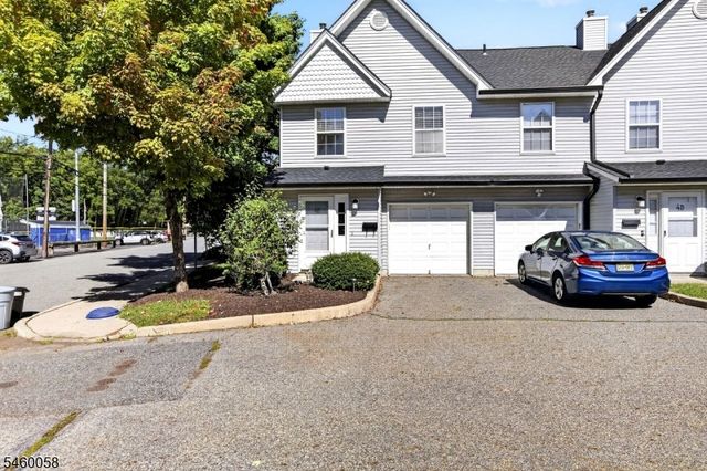 4 Star Lake Rd E, Bloomingdale Boro, NJ 07403