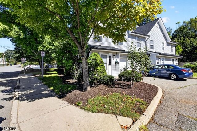 4 Star Lake Rd E, Bloomingdale Boro, NJ 07403