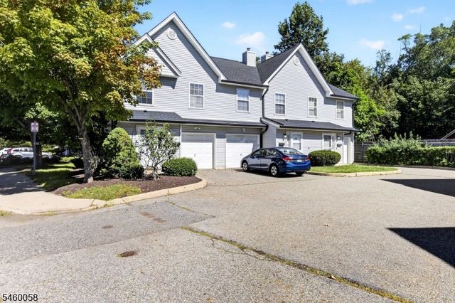 4 Star Lake Rd E, Bloomingdale Boro, NJ 07403
