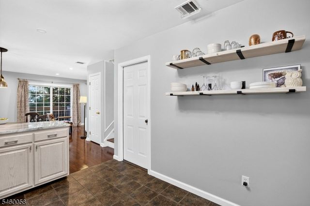 4 Star Lake Rd E, Bloomingdale Boro, NJ 07403