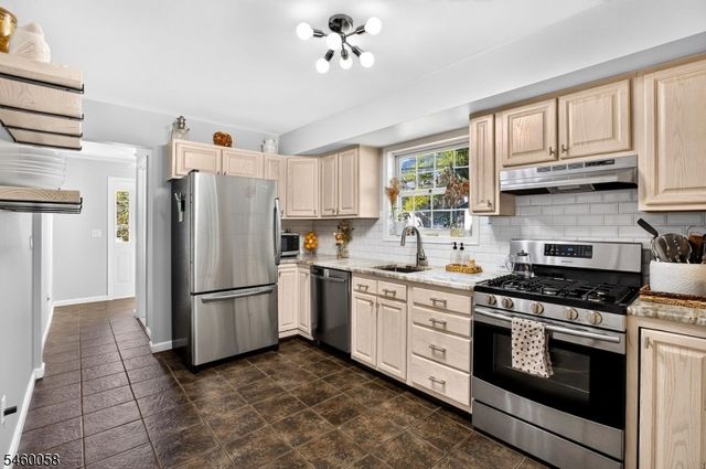 4 Star Lake Rd E, Bloomingdale Boro, NJ 07403