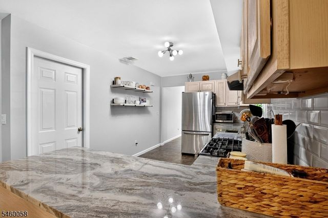 4 Star Lake Rd E, Bloomingdale Boro, NJ 07403