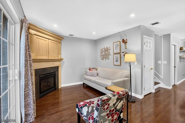 4 Star Lake Rd E, Bloomingdale Boro, NJ 07403