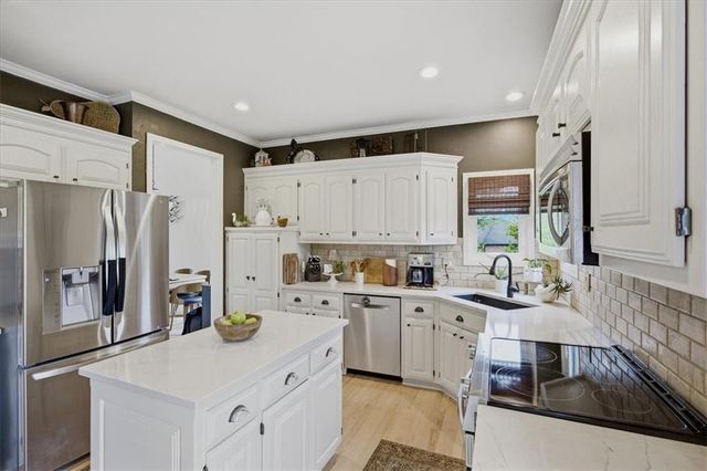 30125 W 93rd Court, De Soto, KS 66018