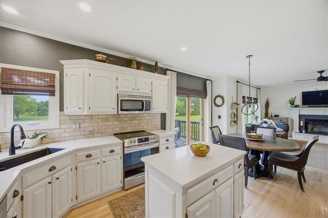 30125 W 93rd Court, De Soto, KS 66018