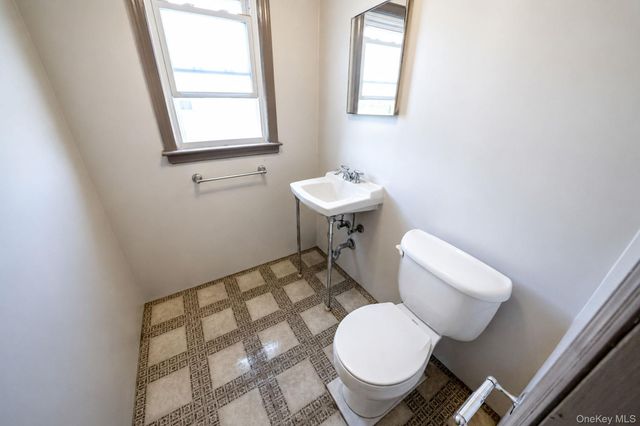124 Washington Avenue, Valley Stream, NY 11580
