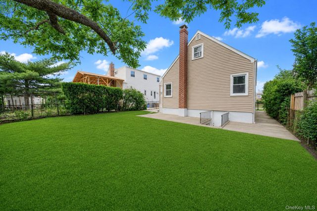 124 Washington Avenue, Valley Stream, NY 11580