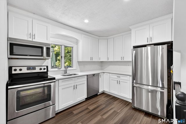 40 Sleepy Hollow Lane, Stamford, CT 06907