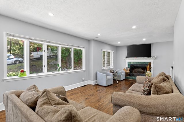 40 Sleepy Hollow Lane, Stamford, CT 06907