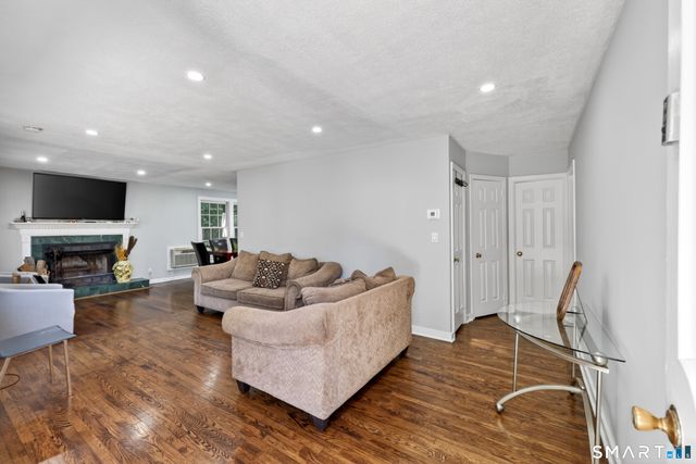 40 Sleepy Hollow Lane, Stamford, CT 06907