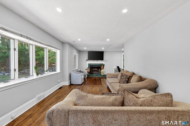 40 Sleepy Hollow Lane, Stamford, CT 06907