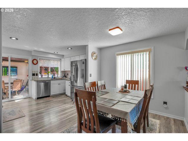17022 Se SALMON St, Portland, OR 97035