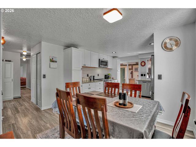 17022 Se SALMON St, Portland, OR 97035