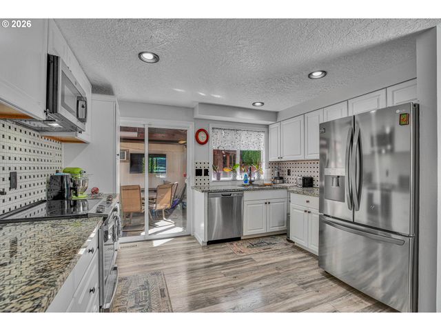 17022 Se SALMON St, Portland, OR 97035