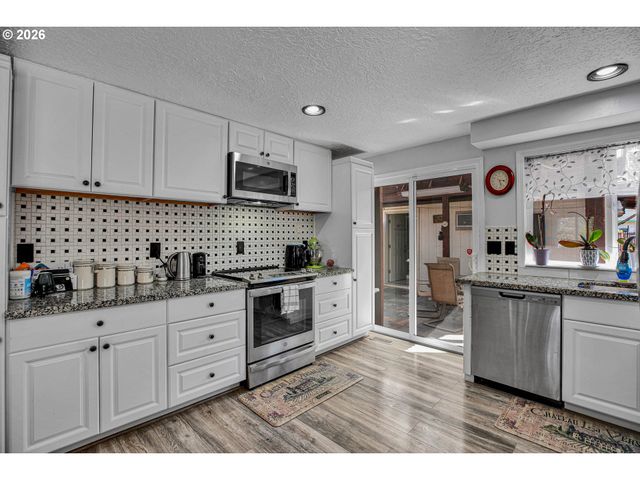 17022 Se SALMON St, Portland, OR 97035