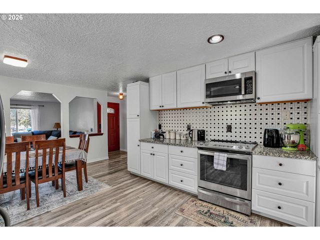 17022 Se SALMON St, Portland, OR 97035