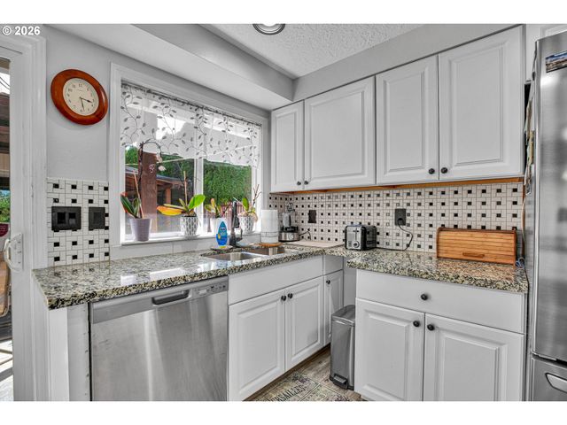 17022 Se SALMON St, Portland, OR 97035