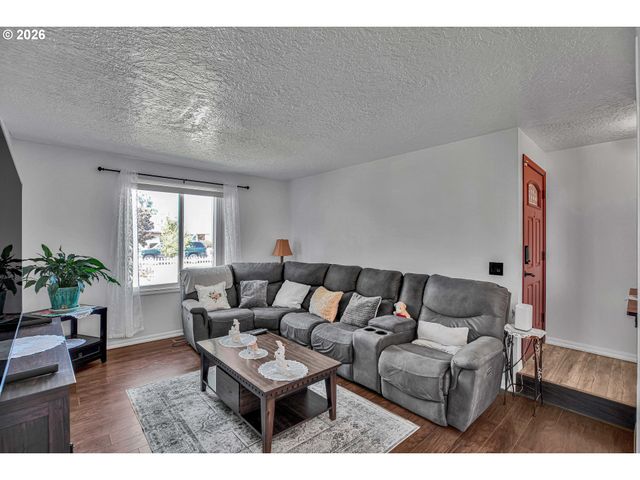 17022 Se SALMON St, Portland, OR 97035
