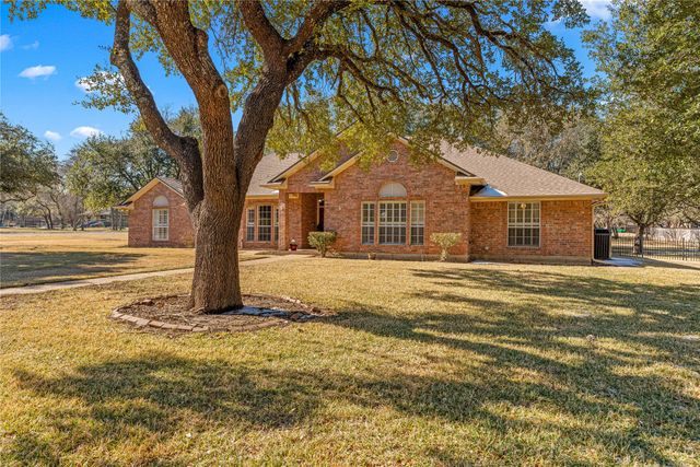 201 Cobblestone Lane, Crawford, TX 76638