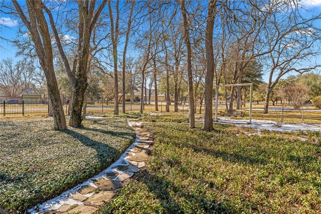 201 Cobblestone Lane, Crawford, TX 76638