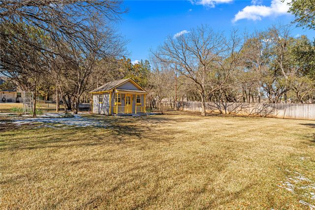 201 Cobblestone Lane, Crawford, TX 76638