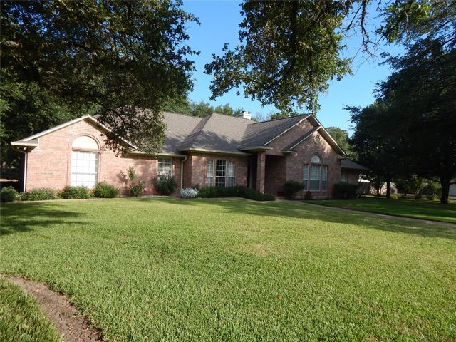 201 Cobblestone Lane, Crawford, TX 76638