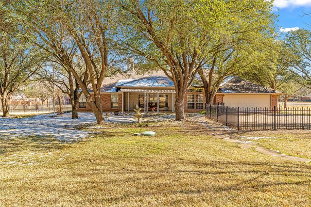 201 Cobblestone Lane, Crawford, TX 76638
