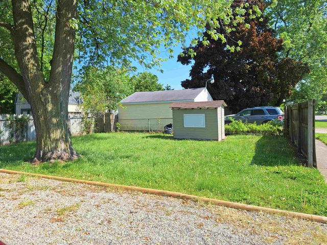 1216 E Hemphill Road, Burton, MI 48529