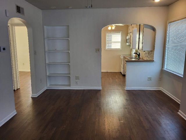 1216 E Hemphill Road, Burton, MI 48529