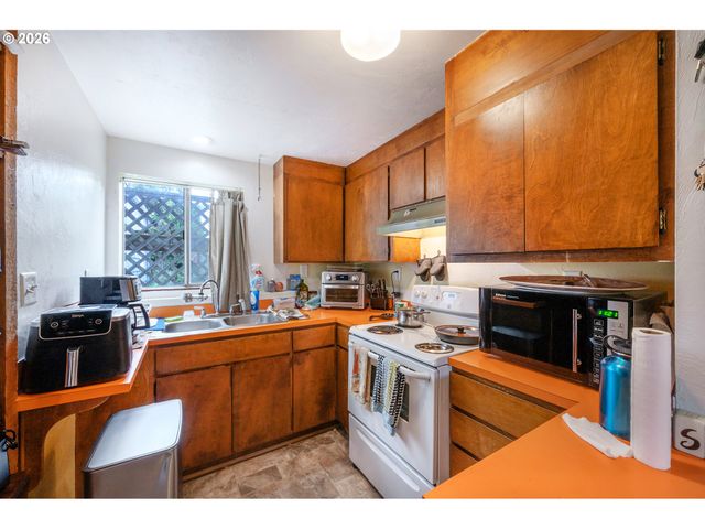 3781 KINCAID St, Eugene, OR 97405