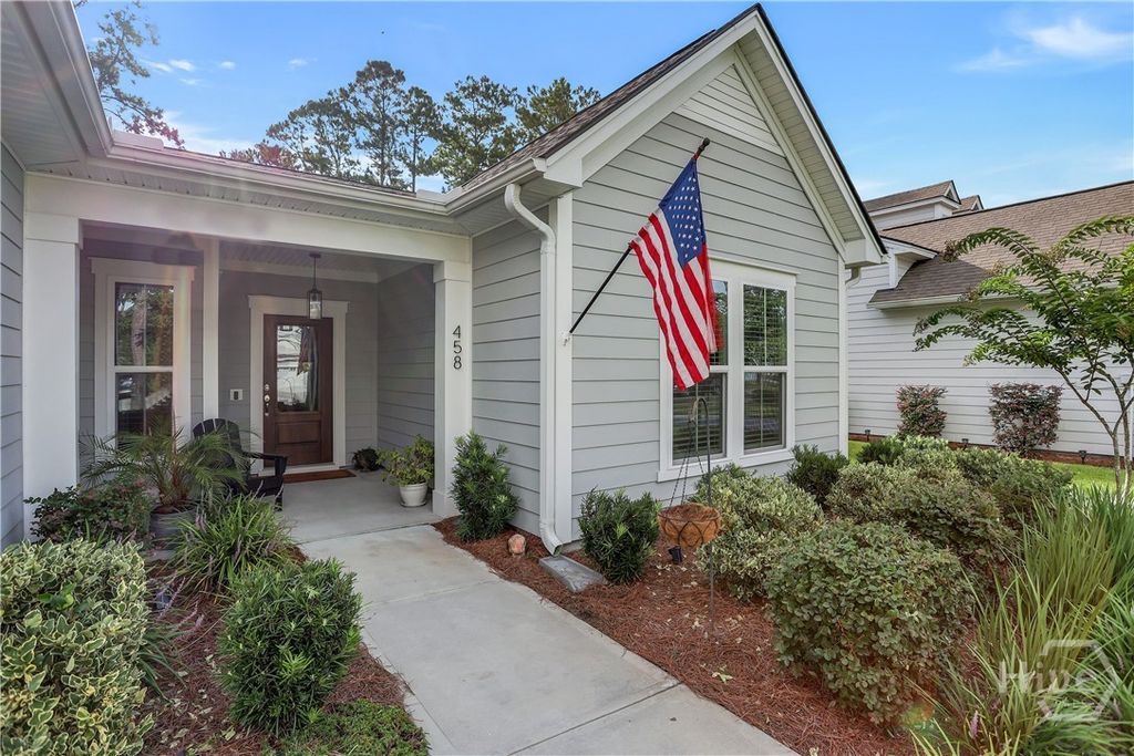 Image 7 of property listing at 458 Mandeville Drive, Richmond Hill, GA 31324