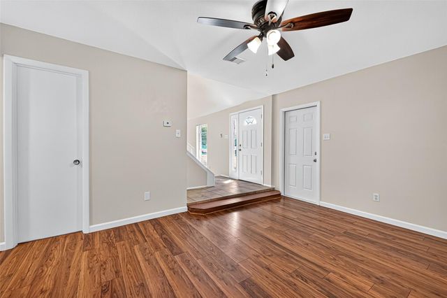 813 Lakeview Drive, Sugar Land, TX 77498