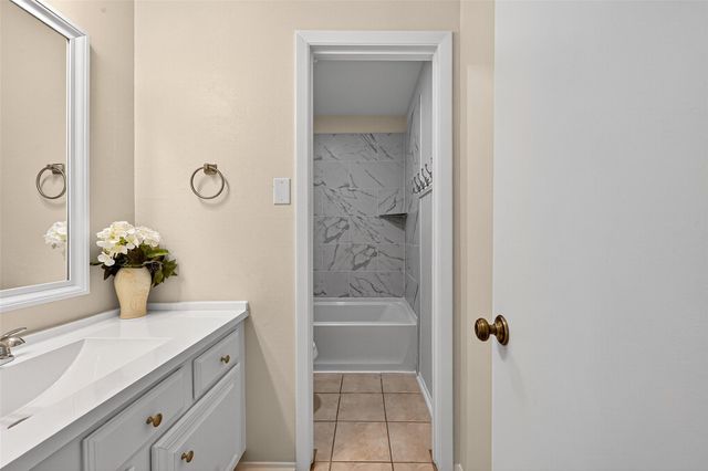 813 Lakeview Drive, Sugar Land, TX 77498