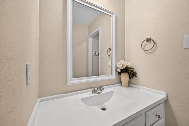 813 Lakeview Drive, Sugar Land, TX 77498