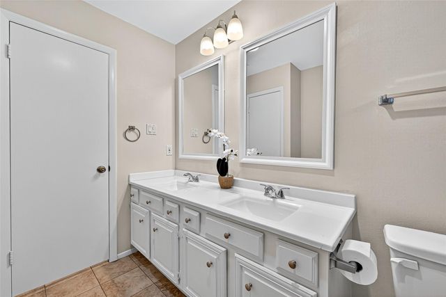 813 Lakeview Drive, Sugar Land, TX 77498