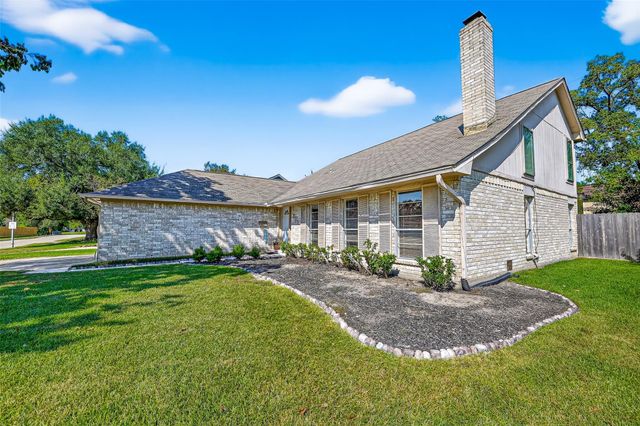 813 Lakeview Drive, Sugar Land, TX 77498