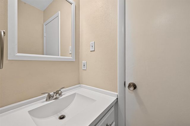 813 Lakeview Drive, Sugar Land, TX 77498