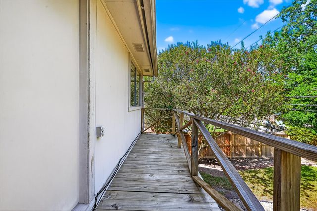 813 Lakeview Drive, Sugar Land, TX 77498