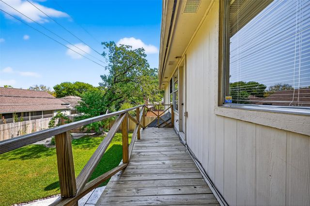 813 Lakeview Drive, Sugar Land, TX 77498