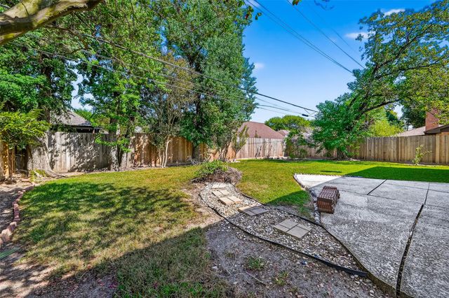 813 Lakeview Drive, Sugar Land, TX 77498