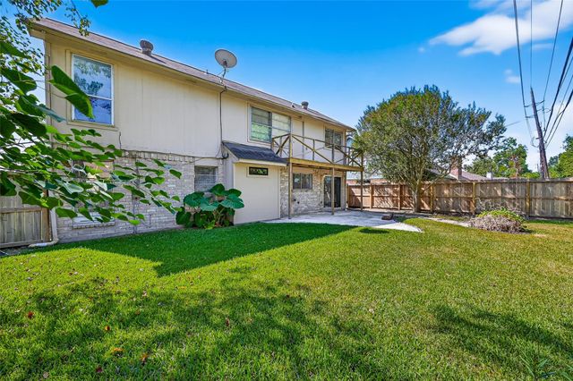 813 Lakeview Drive, Sugar Land, TX 77498