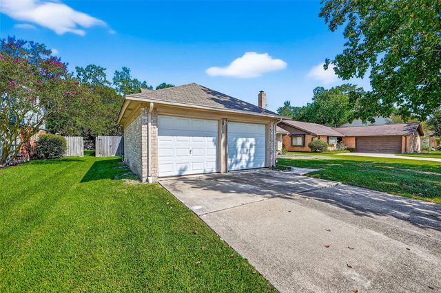 813 Lakeview Drive, Sugar Land, TX 77498