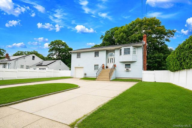 107 Cedar Oaks Avenue, Farmingville, NY 11738
