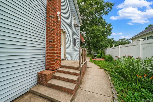107 Cedar Oaks Avenue, Farmingville, NY 11738