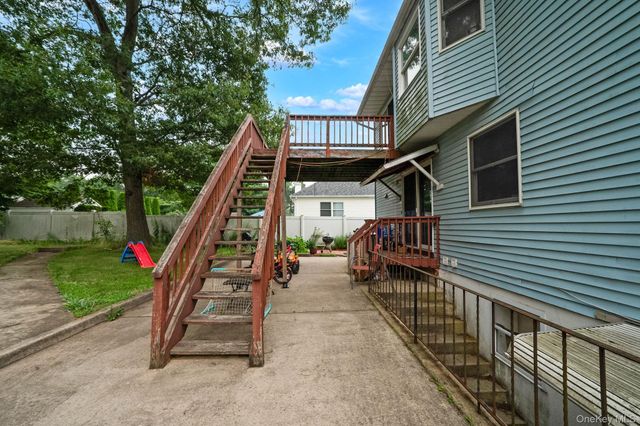 107 Cedar Oaks Avenue, Farmingville, NY 11738